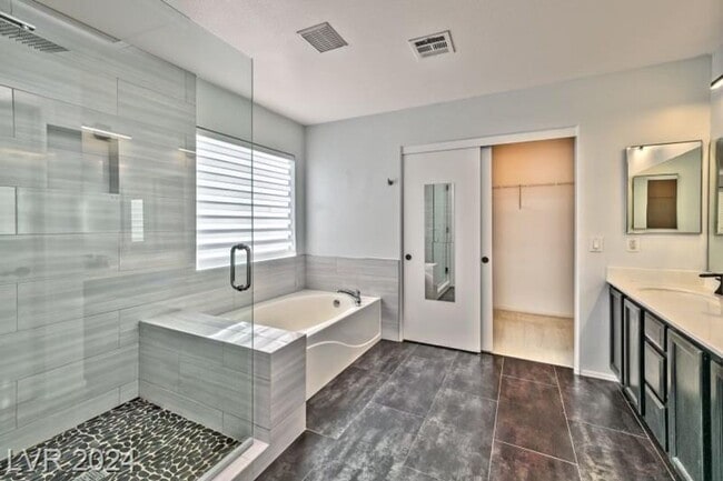 Building Photo - 4 Bedroom For Rent! Near Durango Station