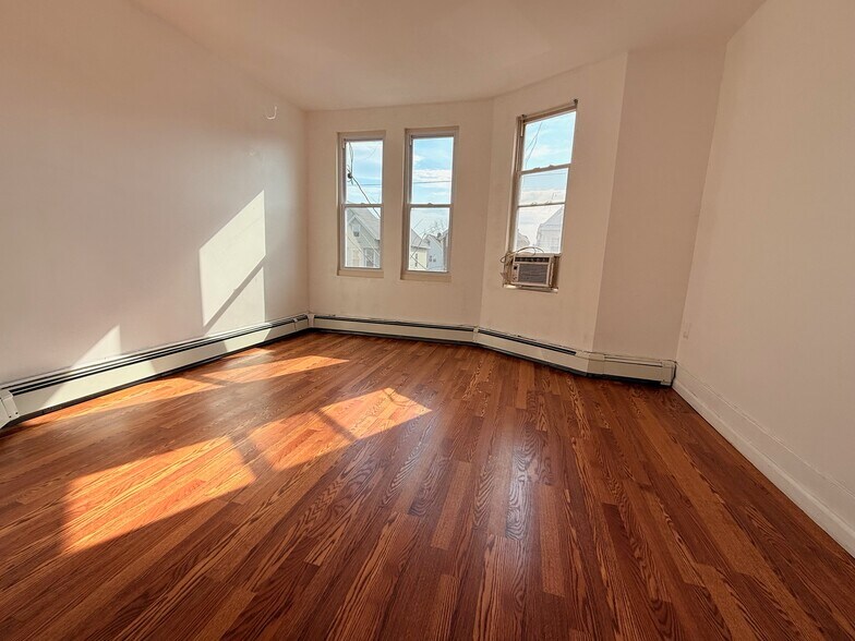 Building Photo - 35 W 47th St