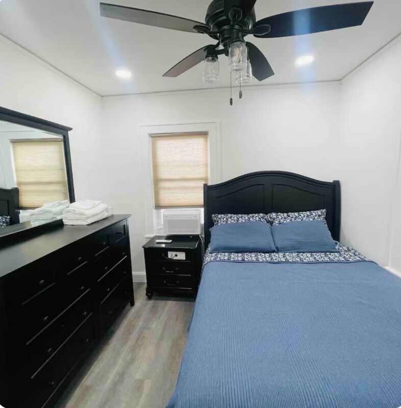 Building Photo - 14 Roosevelt Ave