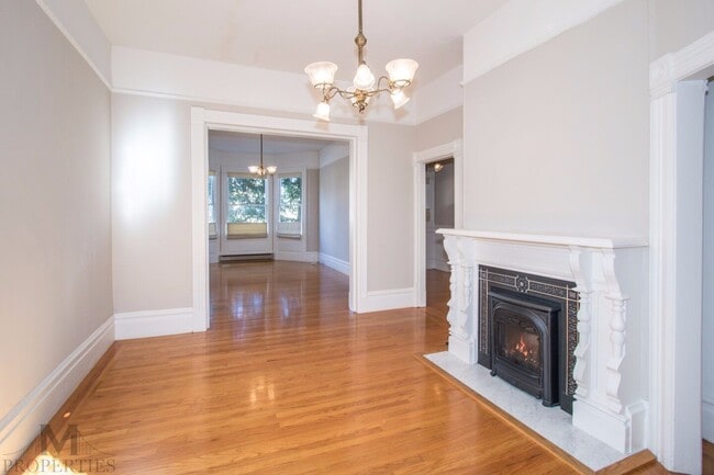 Building Photo - Eureka Valley Victorian Flat - Spacious and Pristine 1 Bed, 1 Bath