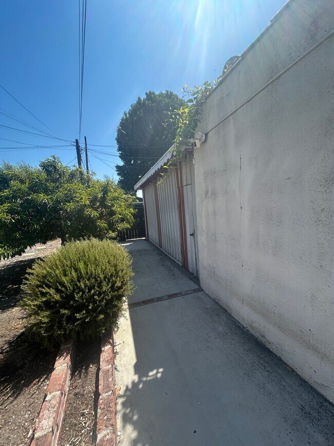 Building Photo - Beautiful Spacious 2Bd/2Bth with Bonus Family Room