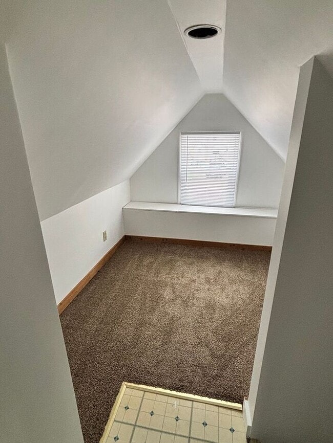 Building Photo - 2 BR Upstairs Apartment