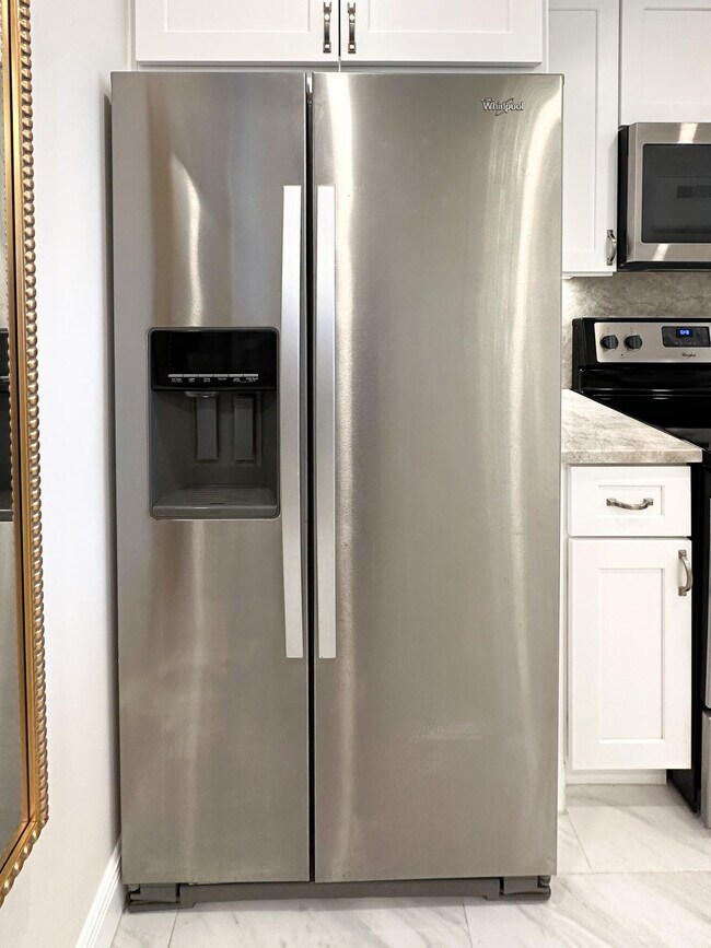 Building Photo - 4800 Bayview Dr