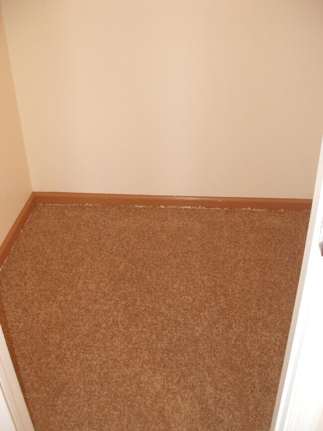 Building Photo - 508 Pinegrove Ave