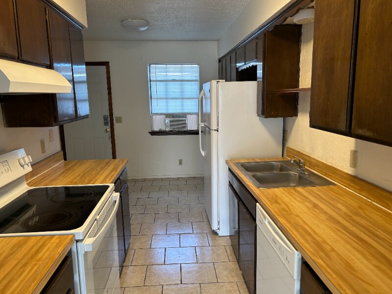 Building Photo - 1527 Kirkland Dr