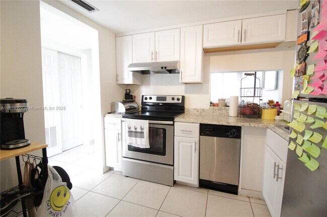 Building Photo - 1591 NE Miami Gardens Dr