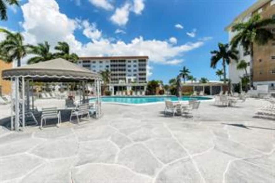 Building Photo - 3040 NE 16th Ave