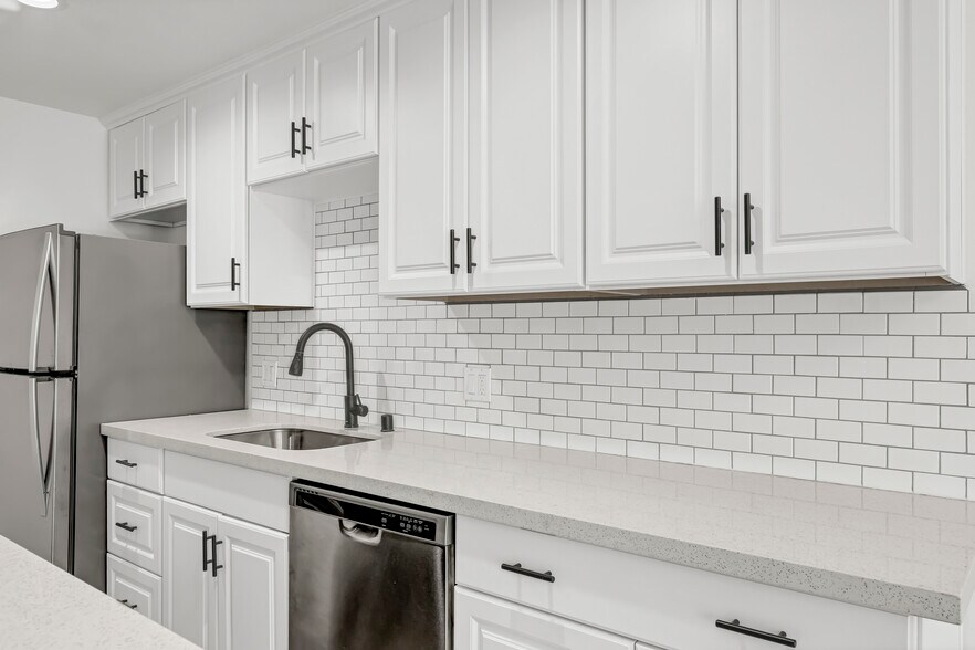 Building Photo - 10607 Des Moines Memorial Dr S