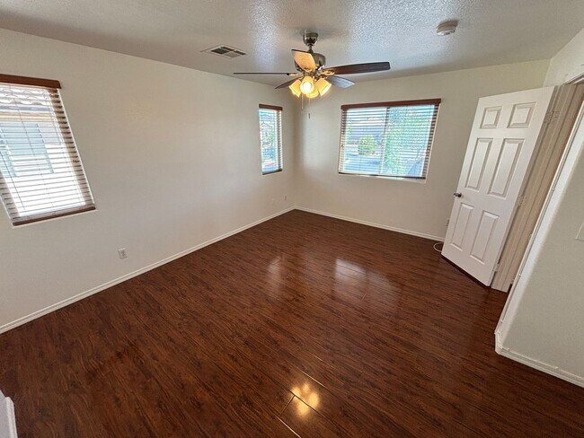Building Photo - Beautiful 5Bed/2.5Bath/2Car home located near Seven Hills
