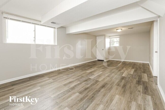 Building Photo - 124 S Chestnut Ln