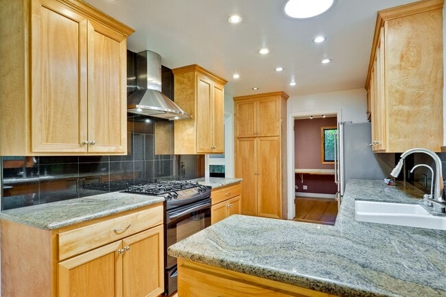 Building Photo - Excellent 3 Bedroom 2 Bath In A Great Neig...