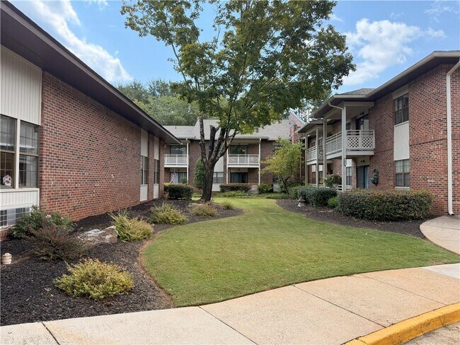 Building Photo - 475 Mount Vernon Hwy NE