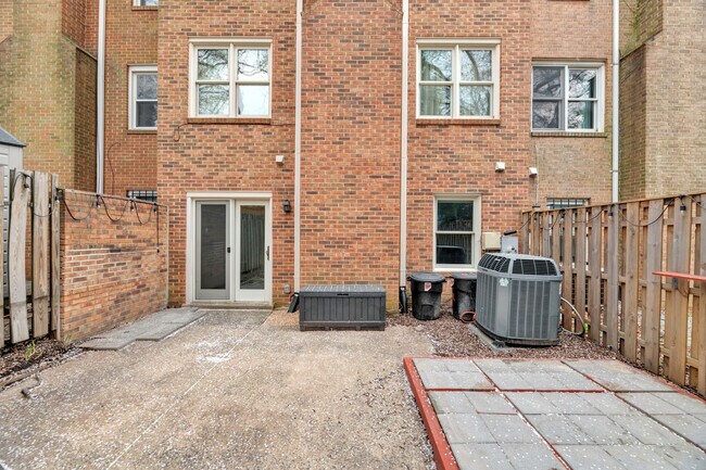 Building Photo - 1053 N George Mason Dr