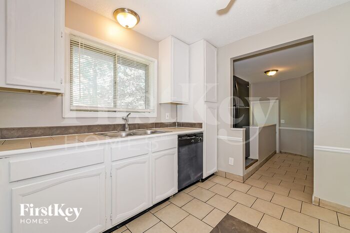 Building Photo - 5816 Lane Ave