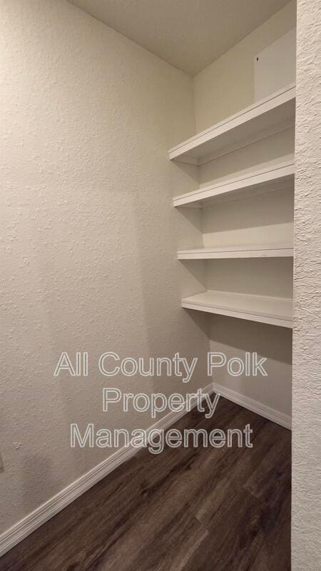 Building Photo - 915 Ariana St