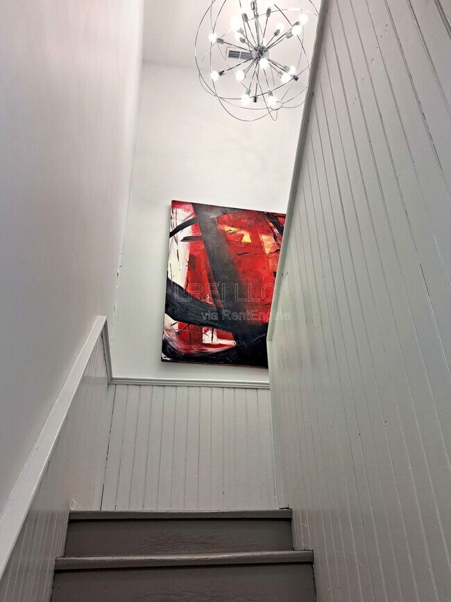 Building Photo - 925 E Madison St