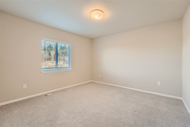 Building Photo - Stunning design and spacious floor plan nestled in the amazing Tahoma Ridge neighborhood.