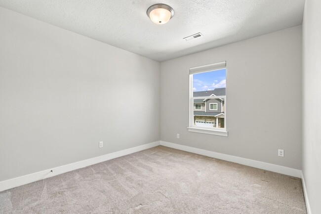 Building Photo - Great 3 Bed 3.5 Bath Townhome in Bluffdale!!