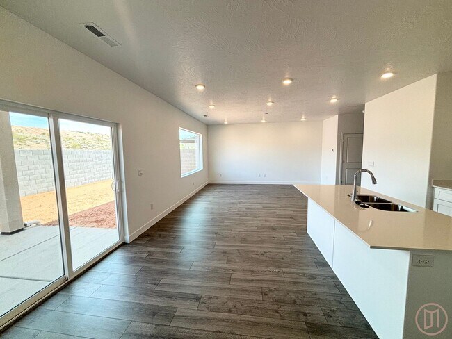 Building Photo - LIKE NEW Home in Long Valley!