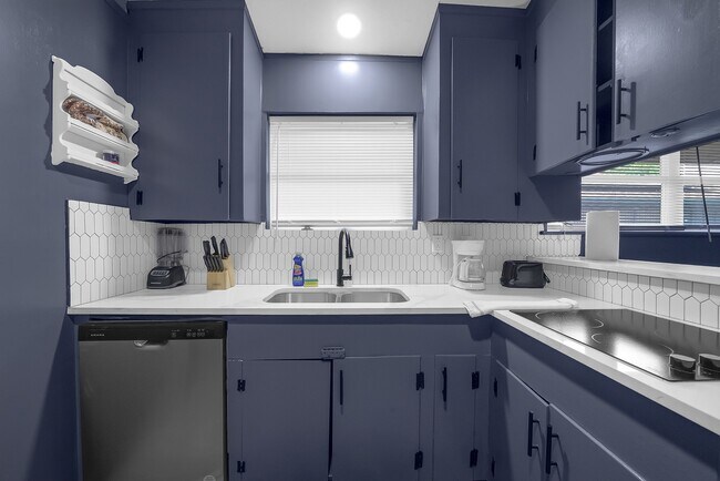 Building Photo - 11103 Greenwillow Dr