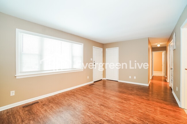 Building Photo - 4698 Dundee Ave