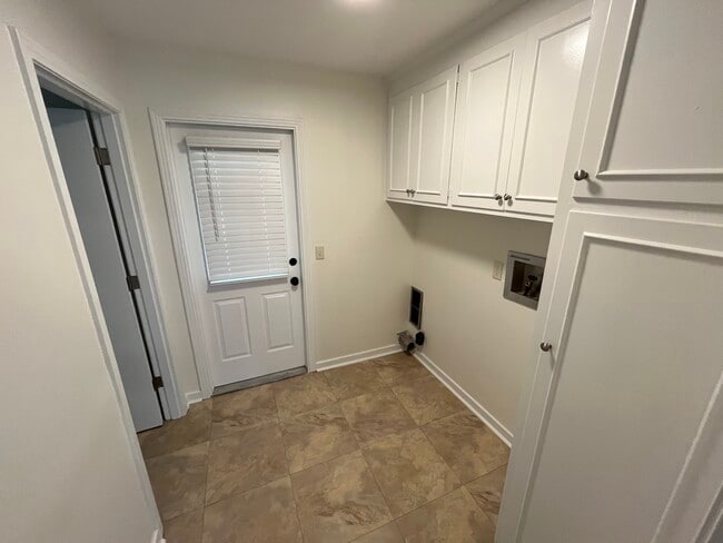 Building Photo - 1375 Riverwood Dr