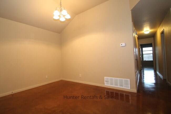 Building Photo - Spectacular Duplex--Won't last long!