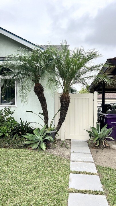 Building Photo - 4415 Stanbridge Ave