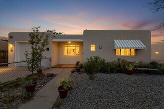 Building Photo - UPTOWN 2/bd 1/ba 1/cg 950/sf