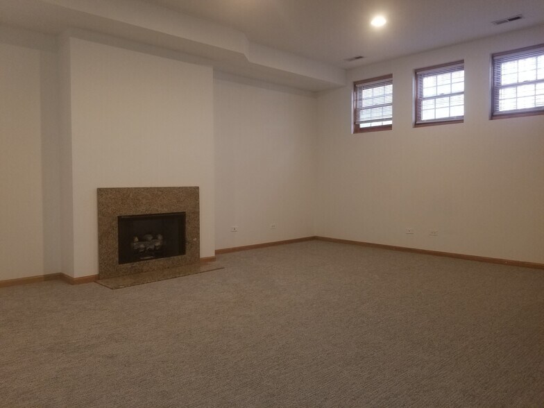 Building Photo - 1319 W Belmont Ave