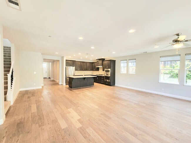 Building Photo - Spacious 5 bedroom house
