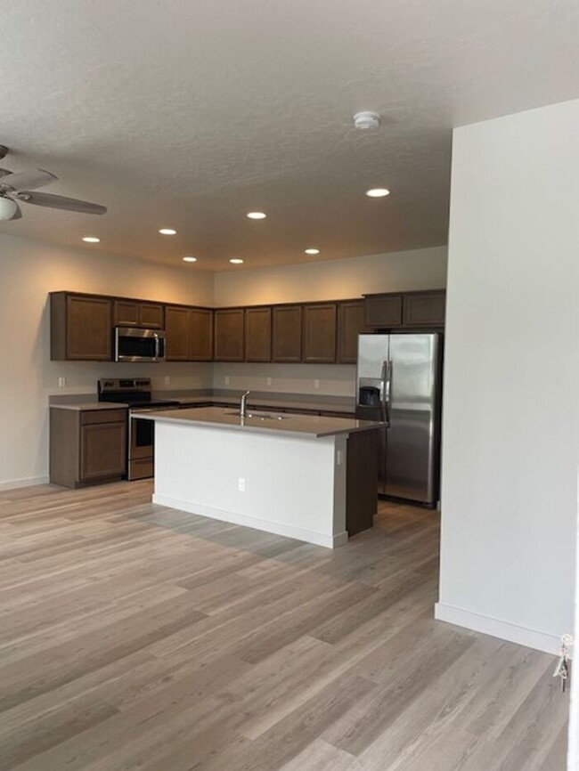 Building Photo - Townhomes at Union Square