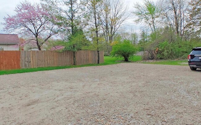 Building Photo - 476 Robbe Ave