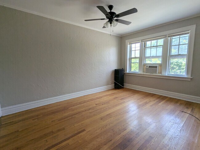 Building Photo - Freshly Updated Southampton 1 Bedroom