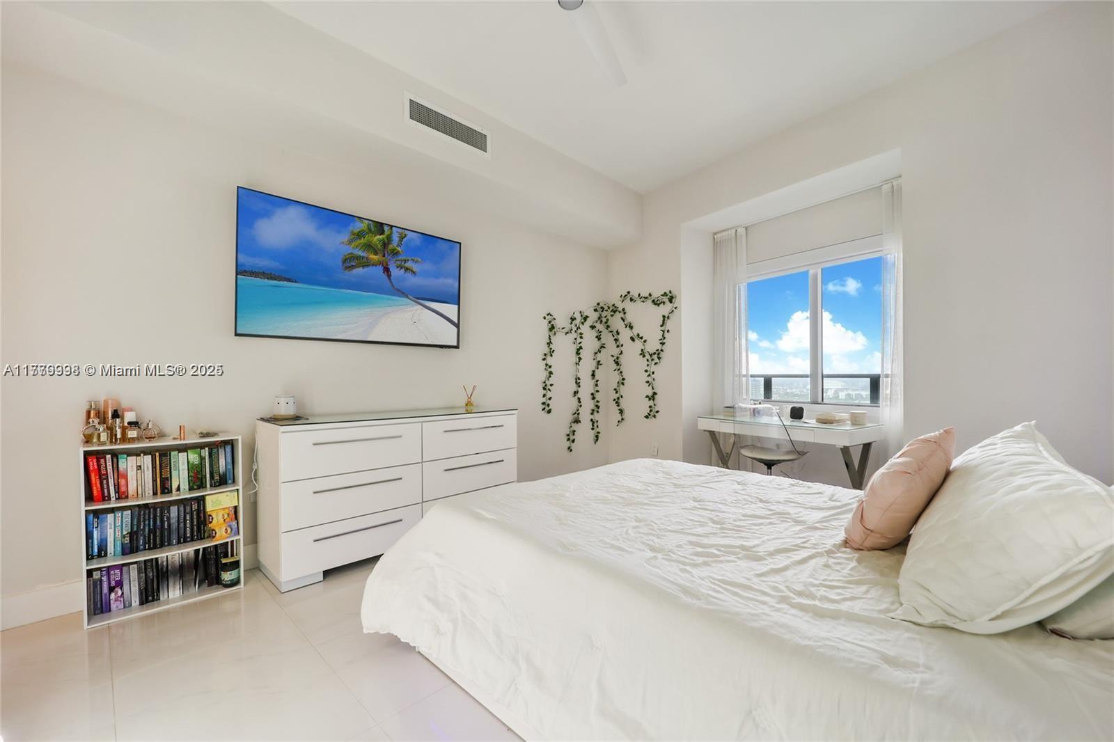 Building Photo - 1100 Biscayne Blvd