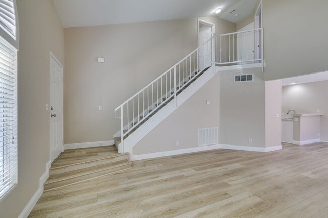 Building Photo - Stylish 2-Bedroom Townhome in Green Valley with Modern Upgrades & Prime Location!