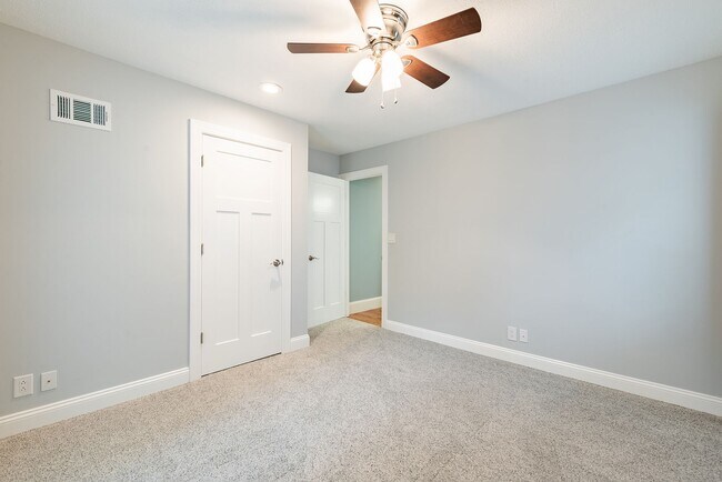 Building Photo - Beautiful 3 Bed Overland Park Ranch Home NEWLY REMODELED