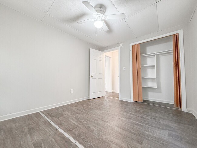 Building Photo - 3 Bed 1 Bath Single-Family Home - Big Yard!