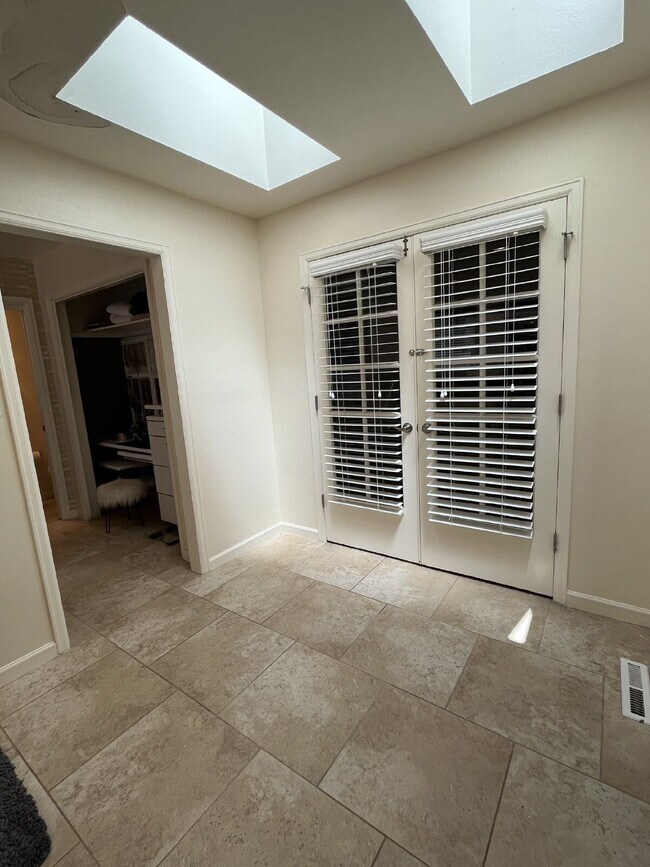 Building Photo - 10739 E Crestridge Cir