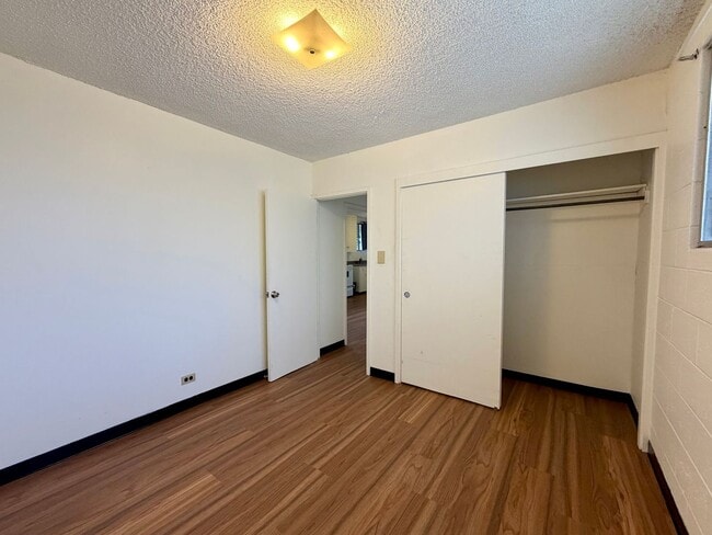 Building Photo - Punchbowl: 3 Bed, 1.25 Bath Apartment with 3 Tandem Parking Spots
