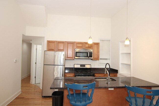 Building Photo - Beautiful newly renovated 2 bedroom in fai...
