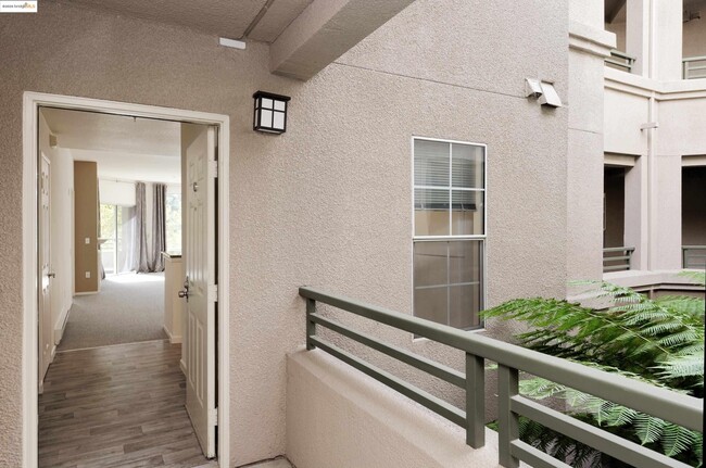 Building Photo - 220 Caldecott Ln