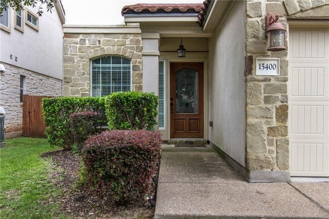 Building Photo - 15400 Interlachen Dr