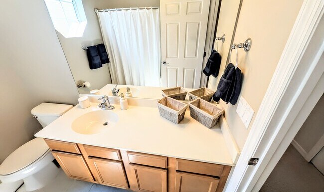 Building Photo - Seasonal/short term/annual  3/3 spacious townhouse with water view off University PKWY