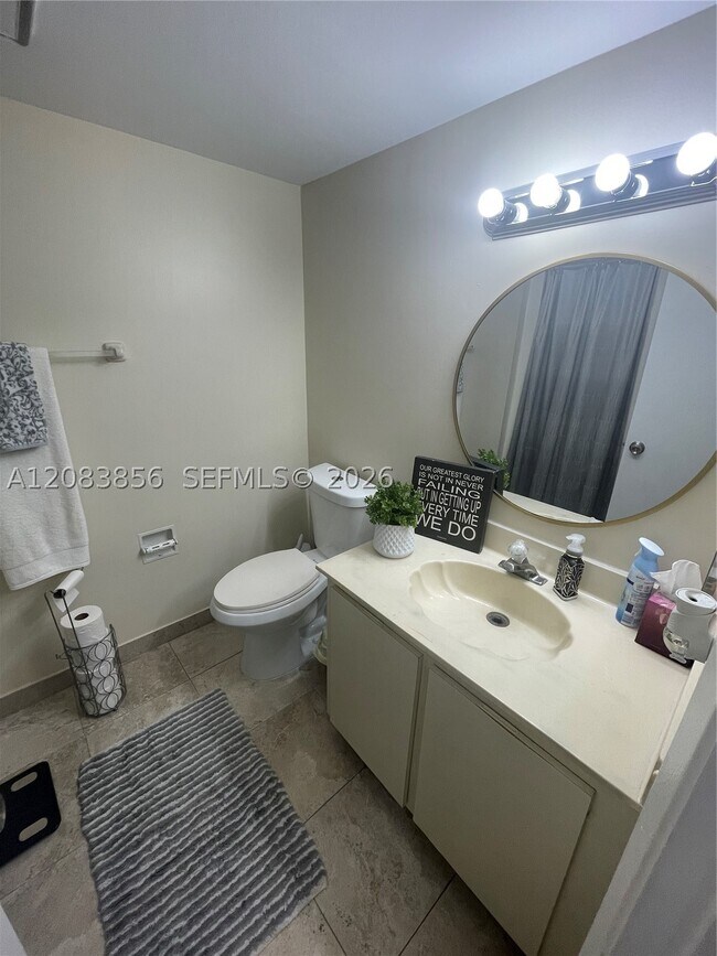 Building Photo - 9435 Fontainebleau Blvd