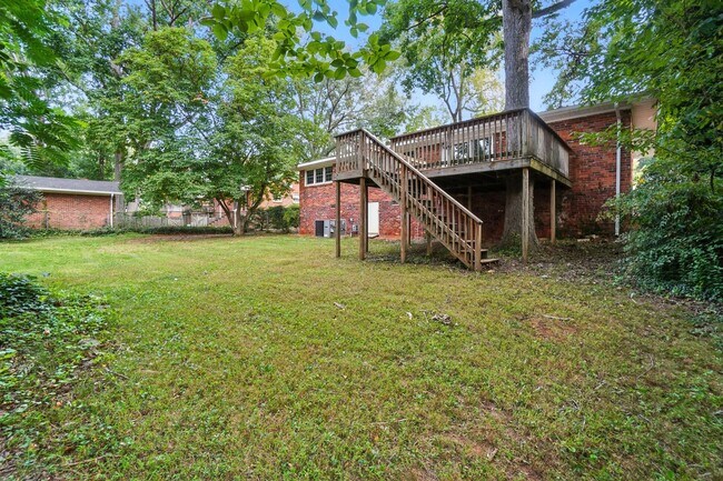 Building Photo - Perfect blend of Charm and Convenience!