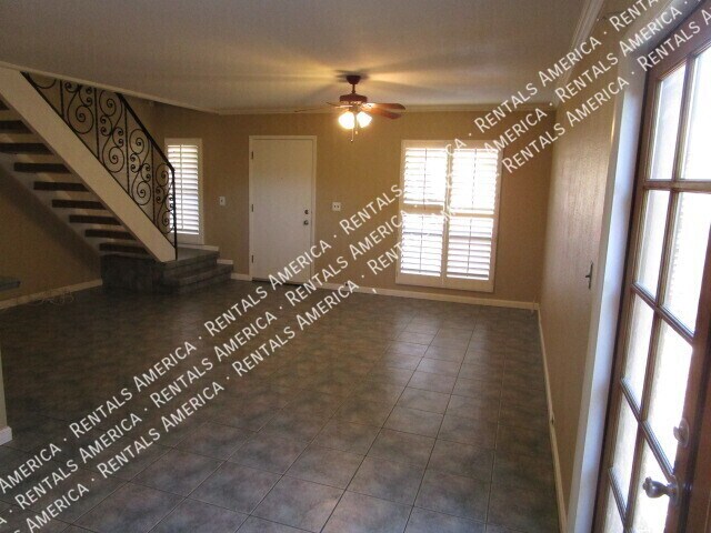 Building Photo - 711 E North Ln