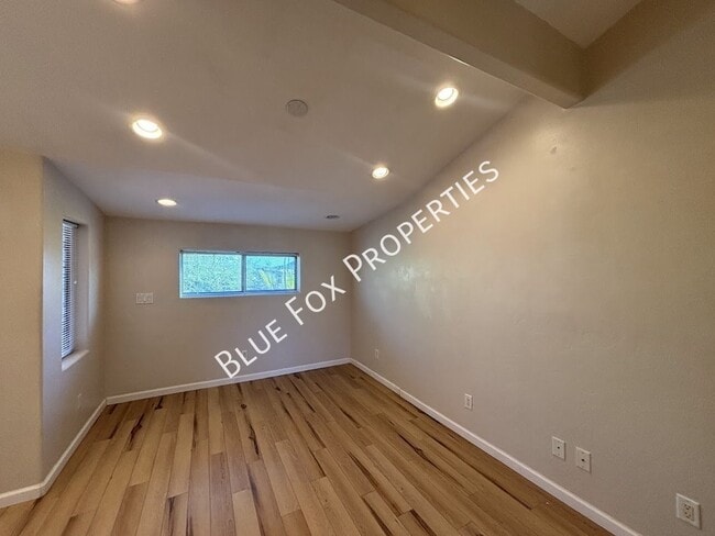 Building Photo - 322 N Hasman Dr