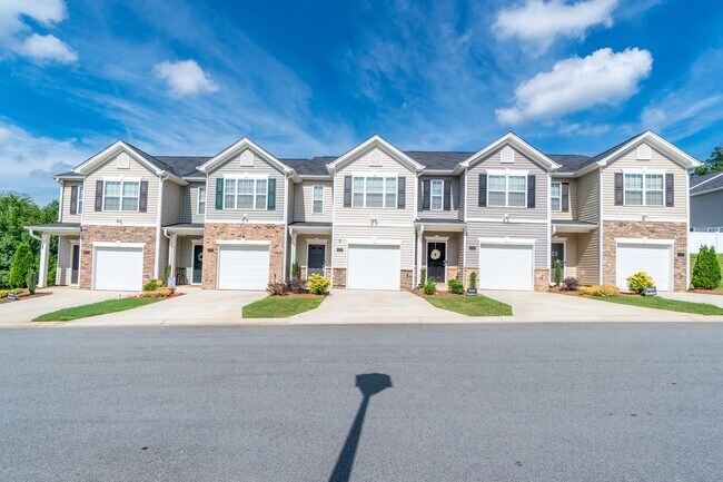 Building Photo - Townhome in a great location!