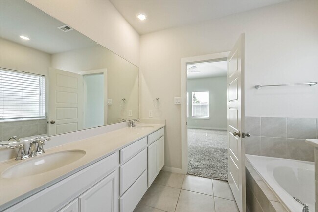 Building Photo - 8515 Lake Groove Ln